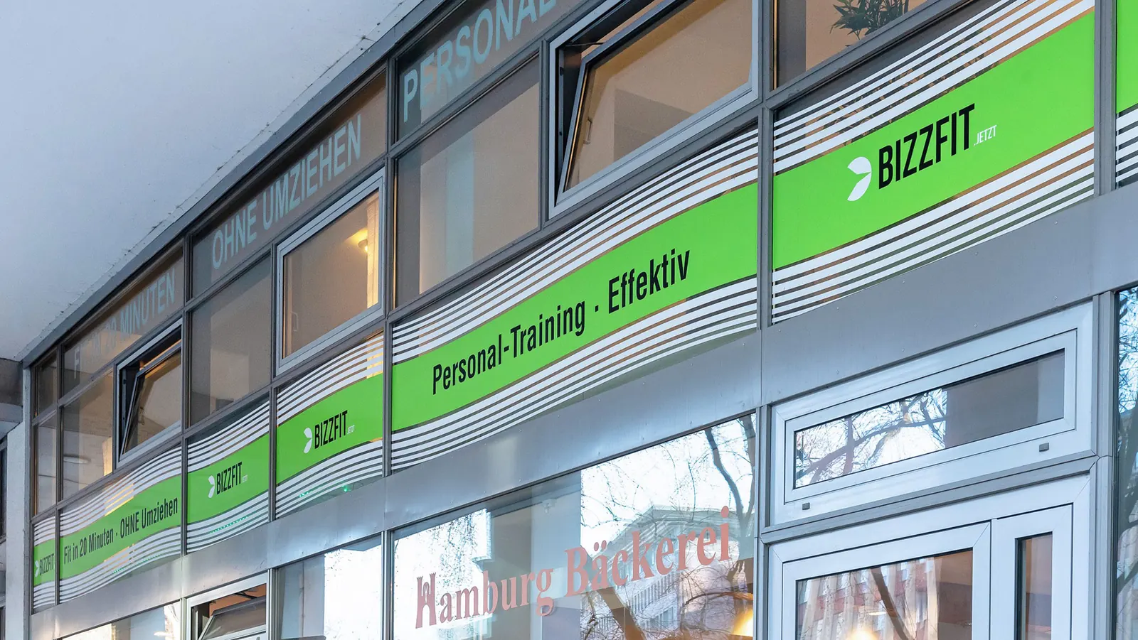 Fassade mit grünem BIZZFIT-Schriftzug am Alten Fischmarkt